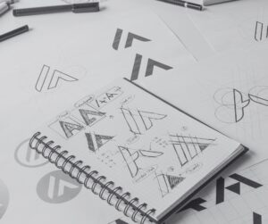 Logo-Skizzen auf einem Notizbuch – professionelles Branding mit Lana Studio in Affoltern am Albis