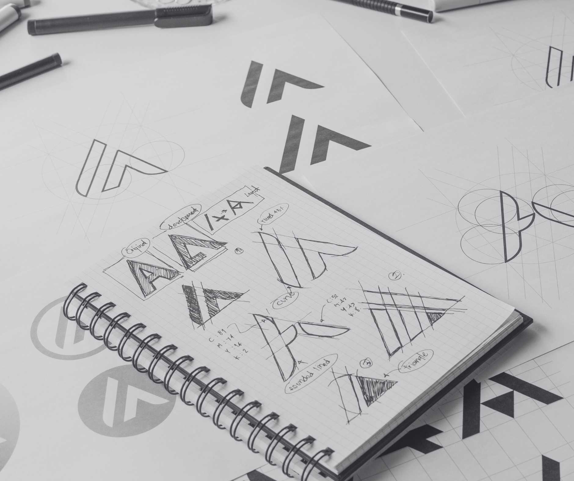 Logo-Skizzen auf einem Notizbuch – professionelles Branding mit Lana Studio in Affoltern am Albis