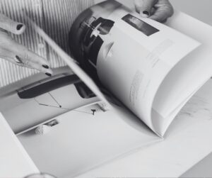 Frau blättert durch ein Magazin – Editorial Design für kleine Verlag aus dem Säuliamt