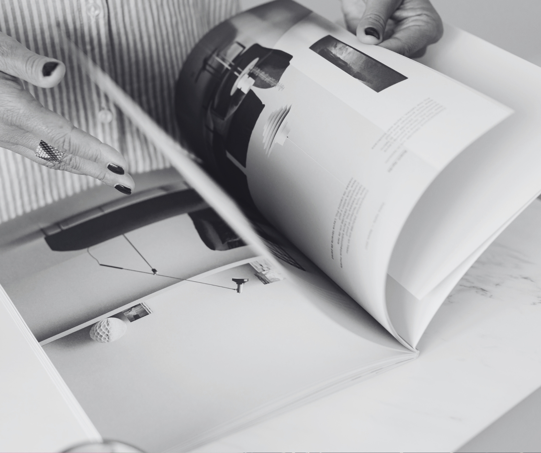 Frau blättert durch ein Magazin – Editorial Design für kleine Verlag aus dem Säuliamt