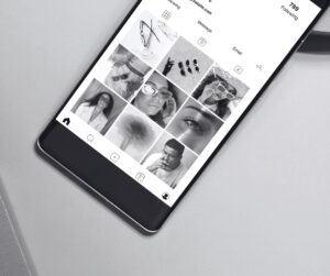 Smartphone mit Instagram-Feed – Social Media Design für KMU aus Affoltern am Albis