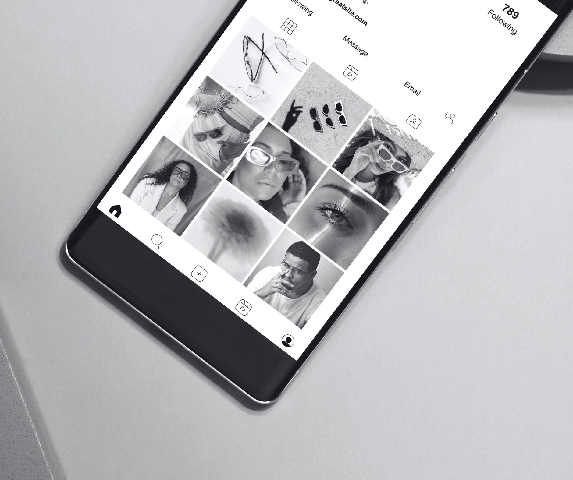 Smartphone mit Instagram-Feed – Social Media Design für KMU aus Affoltern am Albis