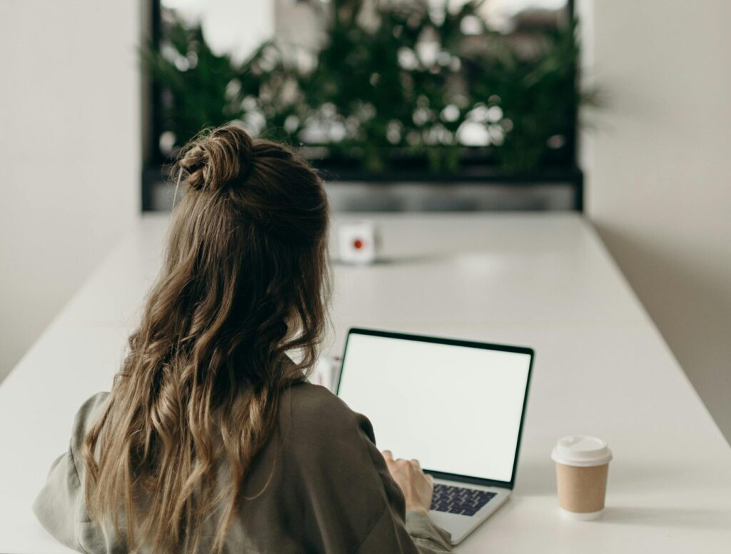 Frau sitzt am Laptop und arbeitet – Visuelle Designerin in Affoltern am Albis Frau sitzt am Laptop und arbeitet – Visuelle Designerin in Affoltern am Albis.