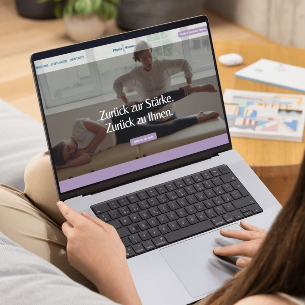 Frau besucht Physiotherapie Website auf Laptop – Responsive Webdesign Säuliamt