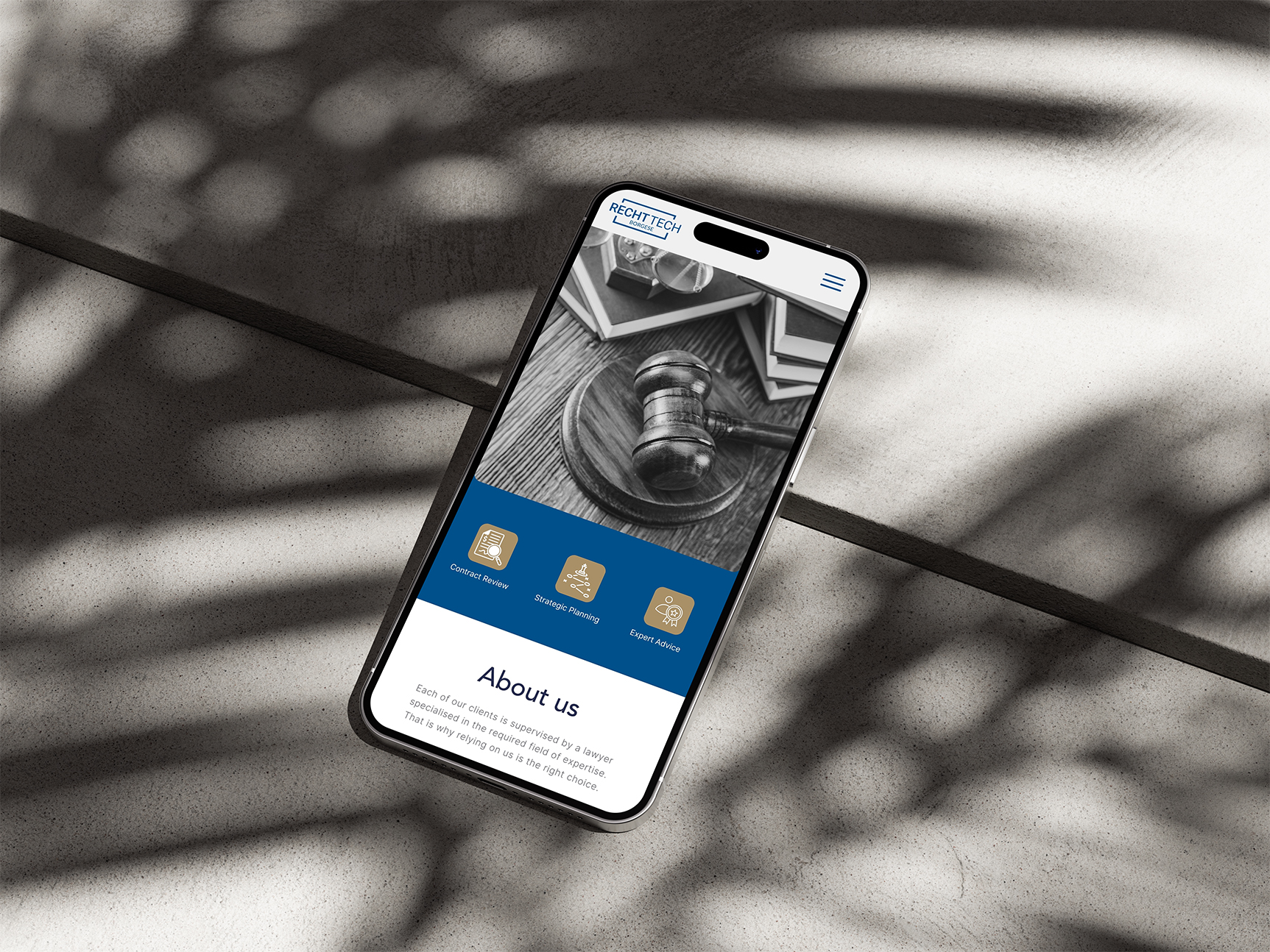 Smartphone zeigt responsive Website auf Bildschirm – Mobile Webdesign Beispiel
